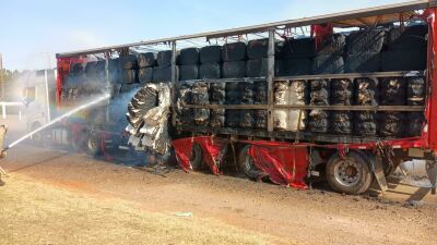 Imagem da notícia Incêndio destrói carga de pluma de algodão em carreta na MS-306 em Chapadão do Sul